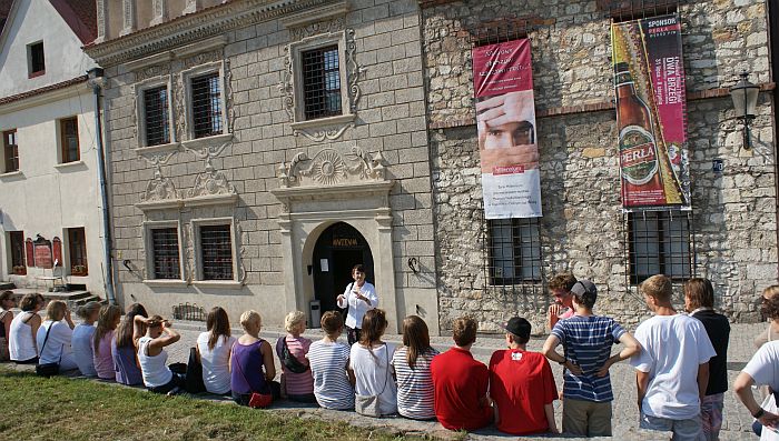 Przed wejściem do muzeum Kazimierza